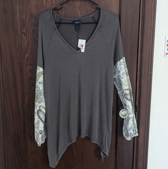 New with Tags Daytrip  Brown V Neck with Printed Sleeves Shirt Size Small - Picture 1 of 6